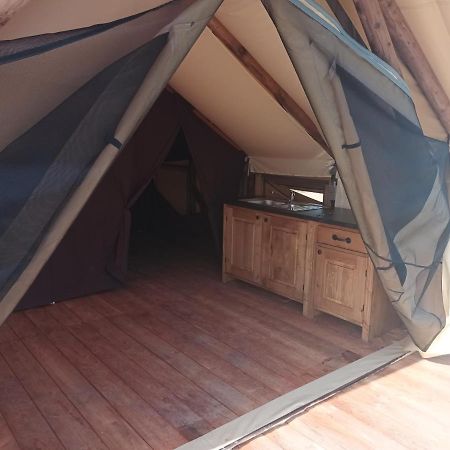 Tente Lodge Pour 5 Personnes En Bordure De La Riviere Allier Au Sein D'Un Petit Camping Saint-Yorre Luaran gambar