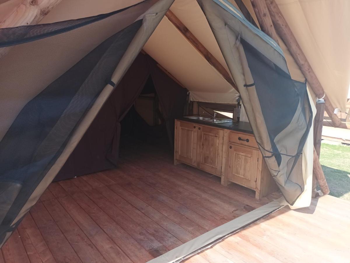 Tente Lodge Pour 5 Personnes En Bordure De La Riviere Allier Au Sein D'Un Petit Camping Saint-Yorre Luaran gambar