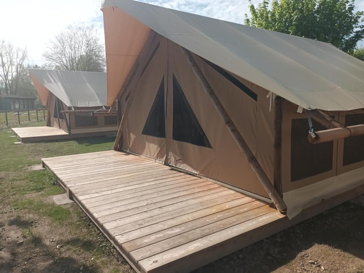 Tente Lodge Pour 5 Personnes En Bordure De La Riviere Allier Au Sein D'Un Petit Camping Saint-Yorre Luaran gambar