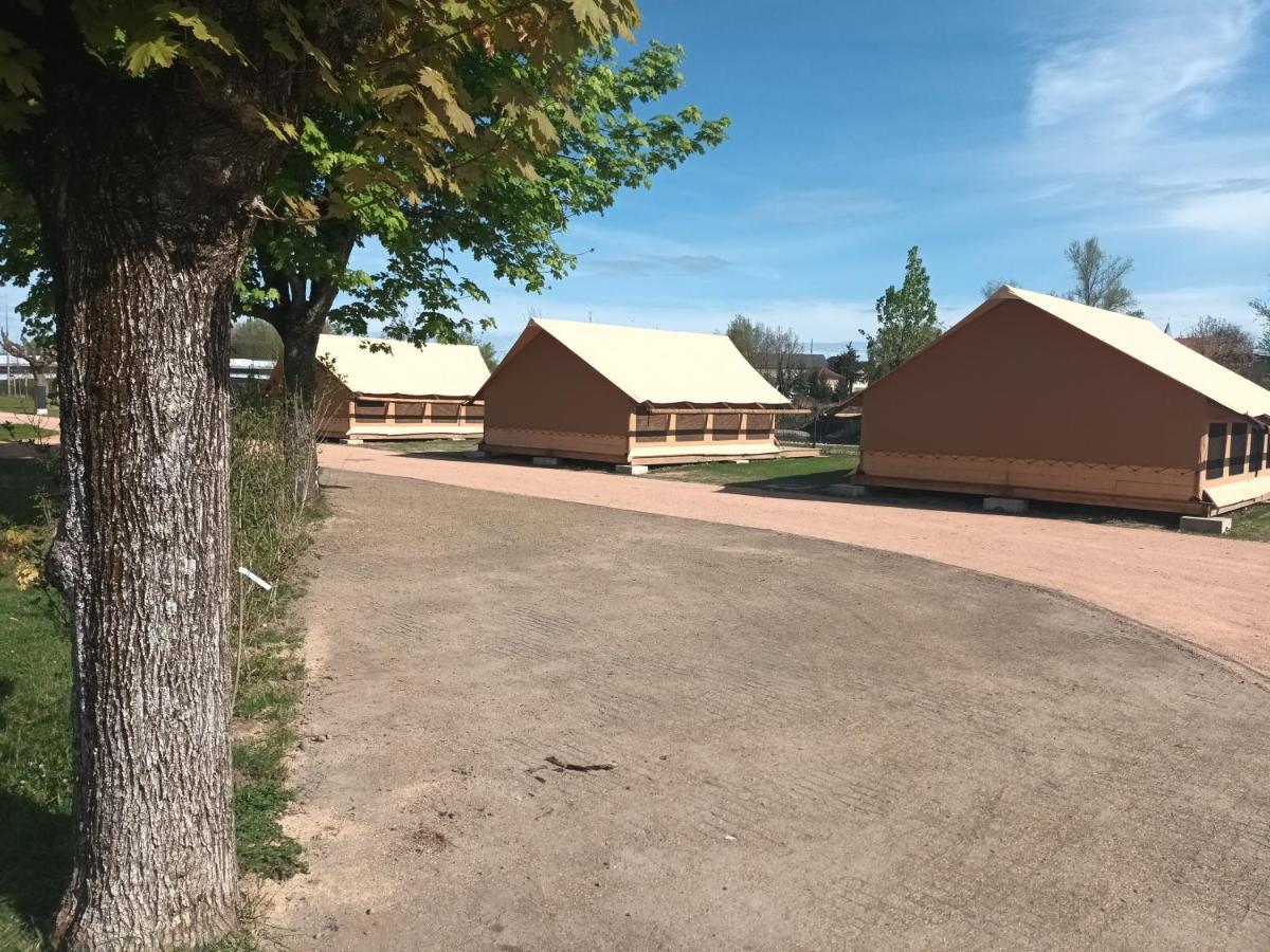 Tente Lodge Pour 5 Personnes En Bordure De La Riviere Allier Au Sein D'Un Petit Camping Saint-Yorre Luaran gambar